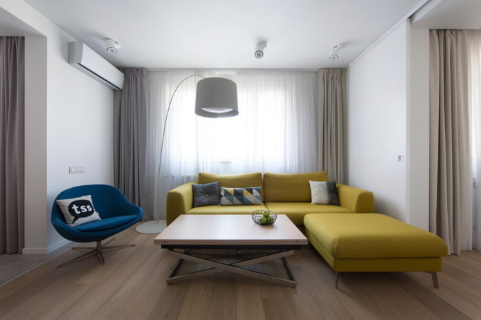 divano giallo in stile moderno