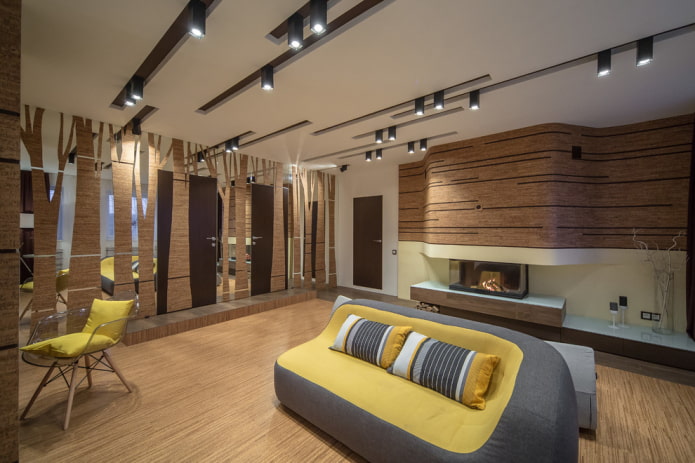 divano grigio-giallo all'interno