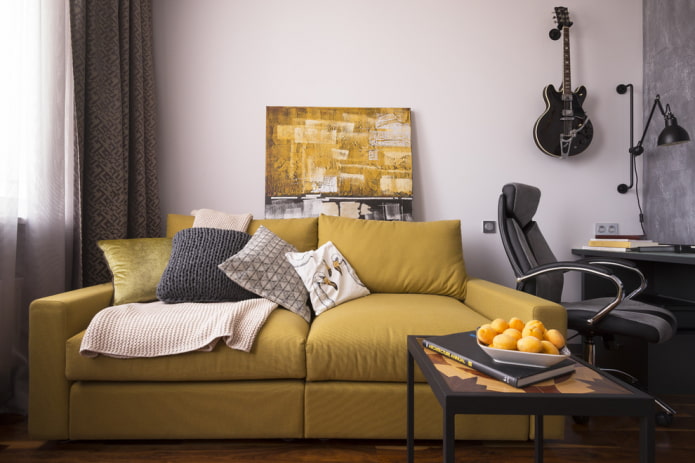 combinazione di un divano giallo con una coperta