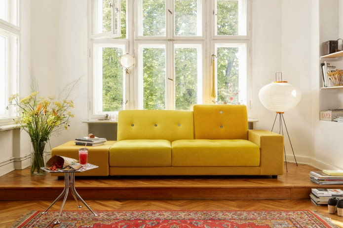 divano giallo con rivestimento in tessuto all'interno