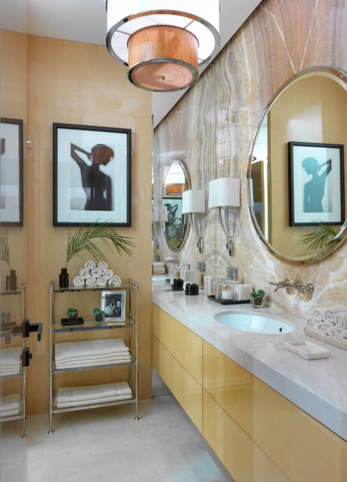 bagno con mobili lucidi giallo chiaro