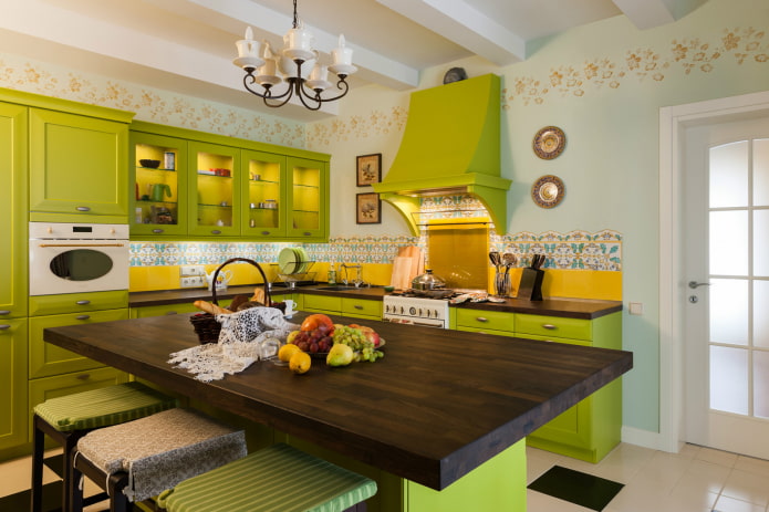 cucina con mobili verde chiaro e grembiule giallo