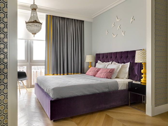 camera da letto con accenti viola e gialli