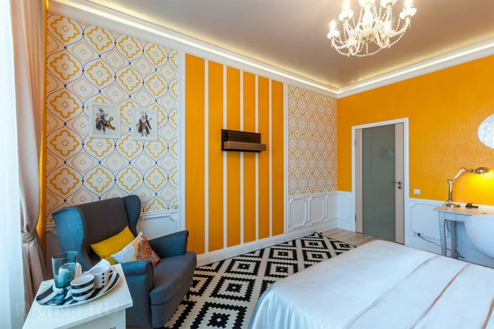 inserto di strisce verticali giallo brillante sulla parete della camera da letto