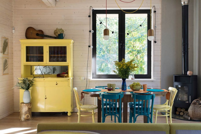 credenza e sedie gialle in cucina