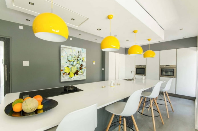 lampade a sospensione gialle in cucina