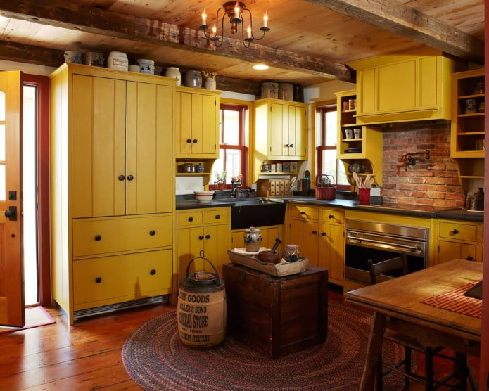 Cucina in stile country con mobili in legno giallo