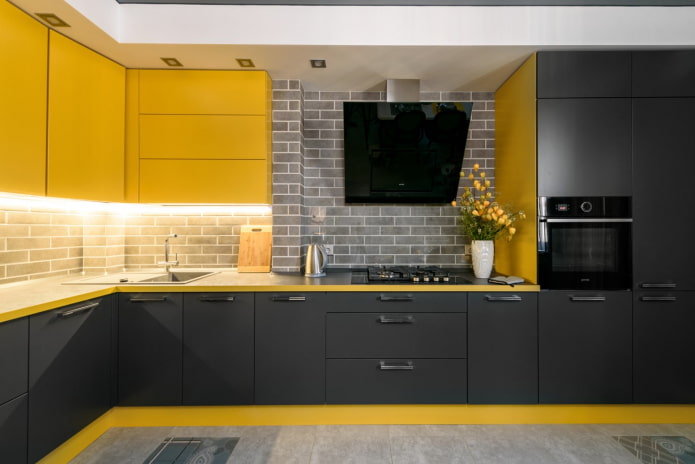 cucina grigia e gialla in stile loft