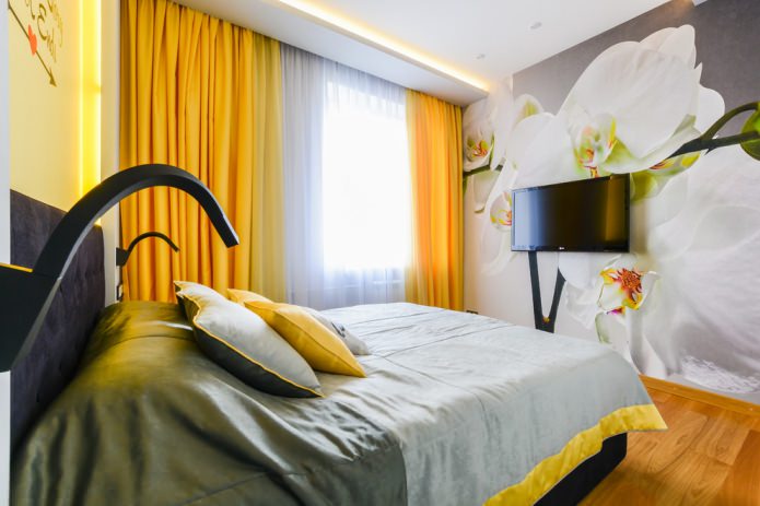 camera da letto con tende gialle e carta da parati fotografica