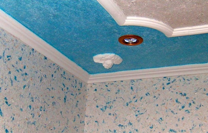 carta da parati liquida blu sul soffitto