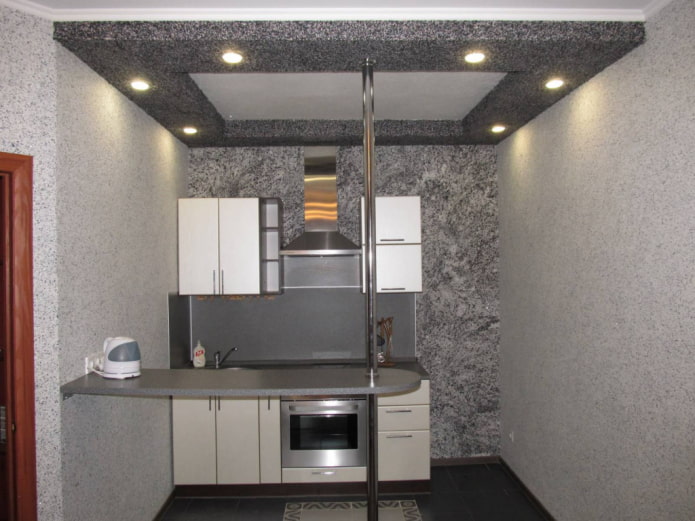 grigio soffitto con carta da parati liquida in cucina