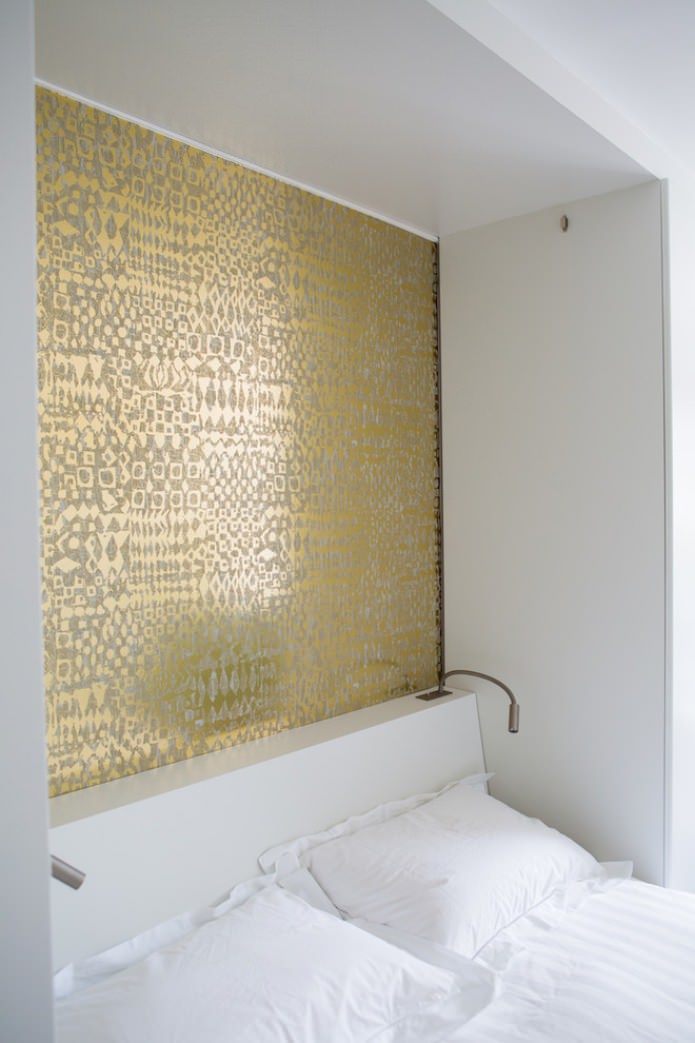oro sulla parete della camera da letto