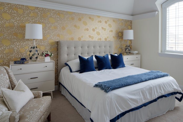 camera da letto chiara con accenti blu