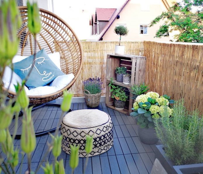 Sedia sospesa sul balcone