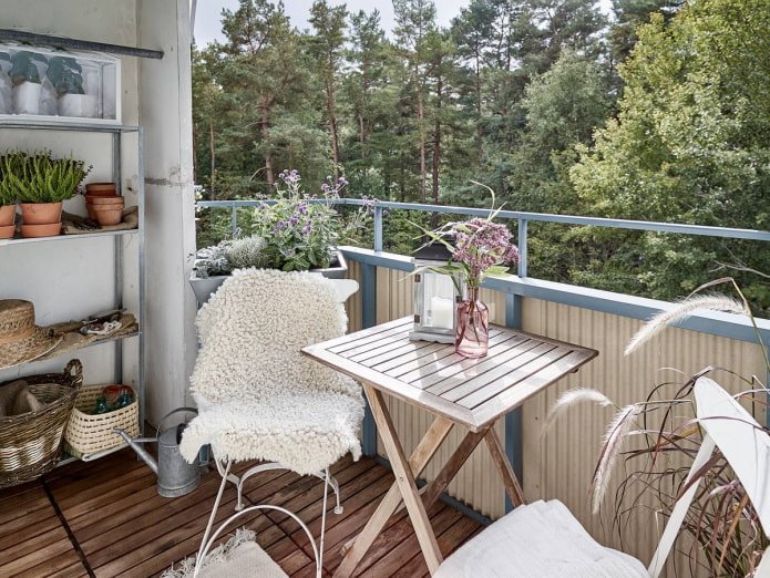 Un angolo per il tè sul balcone