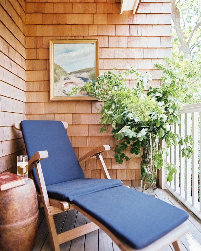 Chaise longue sul balcone
