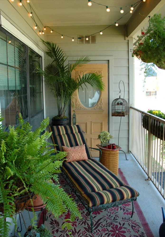 Chaise longue sul balcone