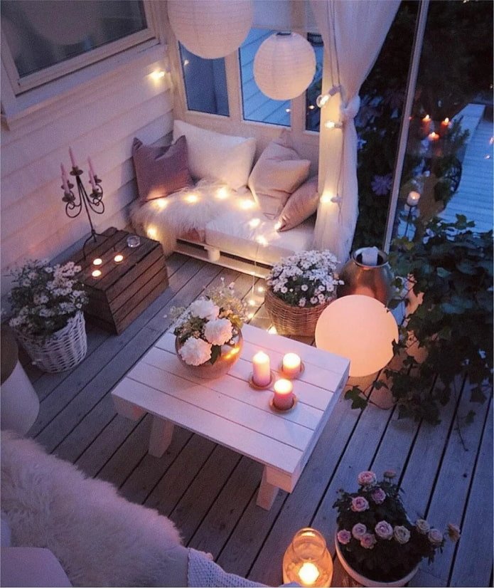 Ghirlande e candele sul balcone