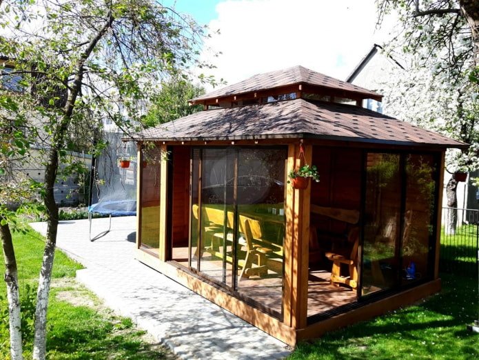 gazebo chiuso in una casa estiva