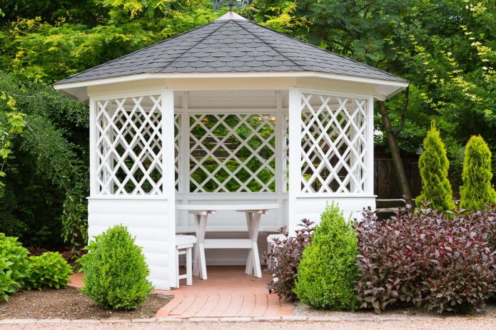 gazebo aperto con un tavolo