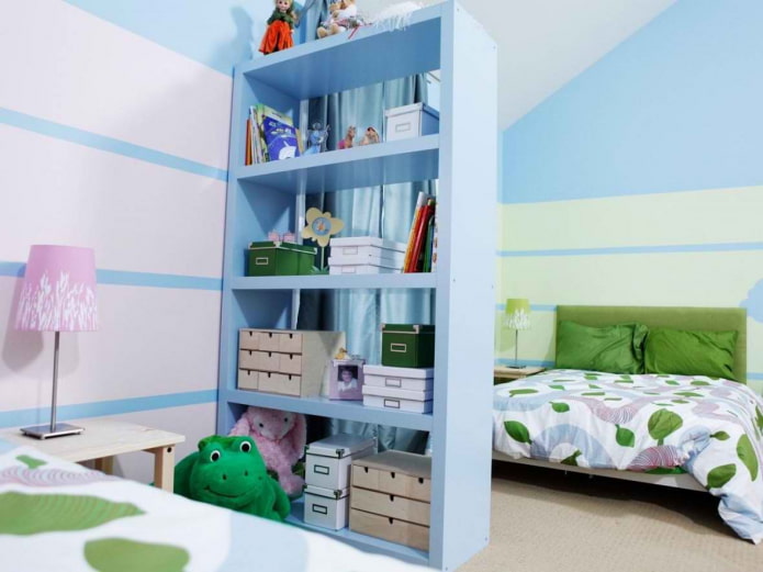 scaffale nella cameretta dei bambini