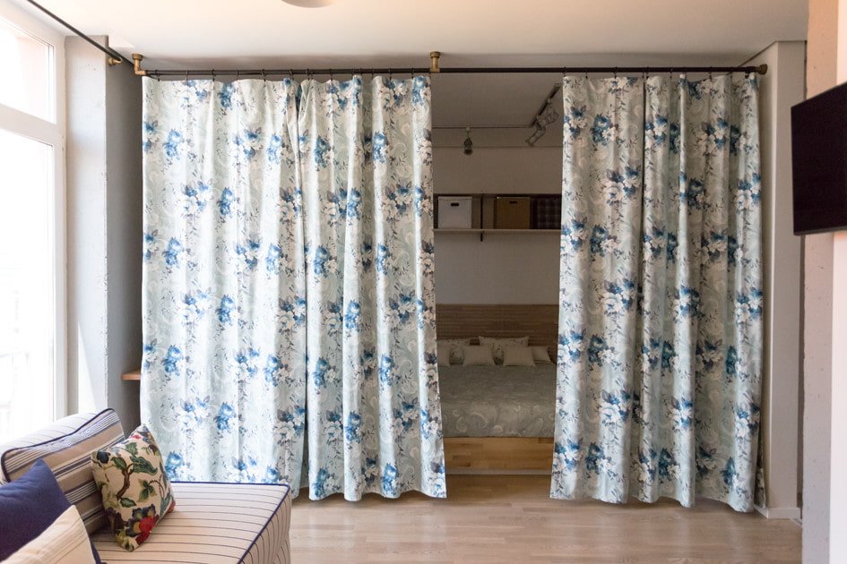 zonizzazione della camera da letto con le tende